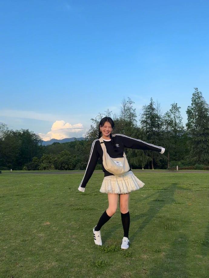 马思纯回应复胖后又自黑,怼脸俯拍秀细腿:头大时身子自然就瘦了