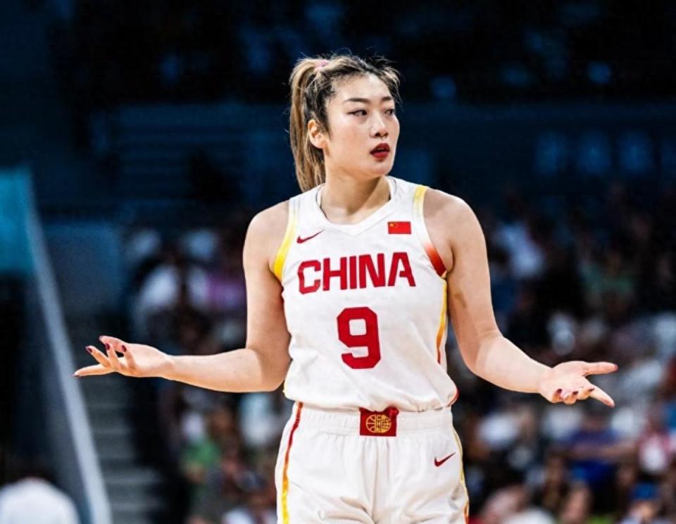 女篮第一球星李梦，税后500万，税前或达870万≈120万美元！纳税370万！