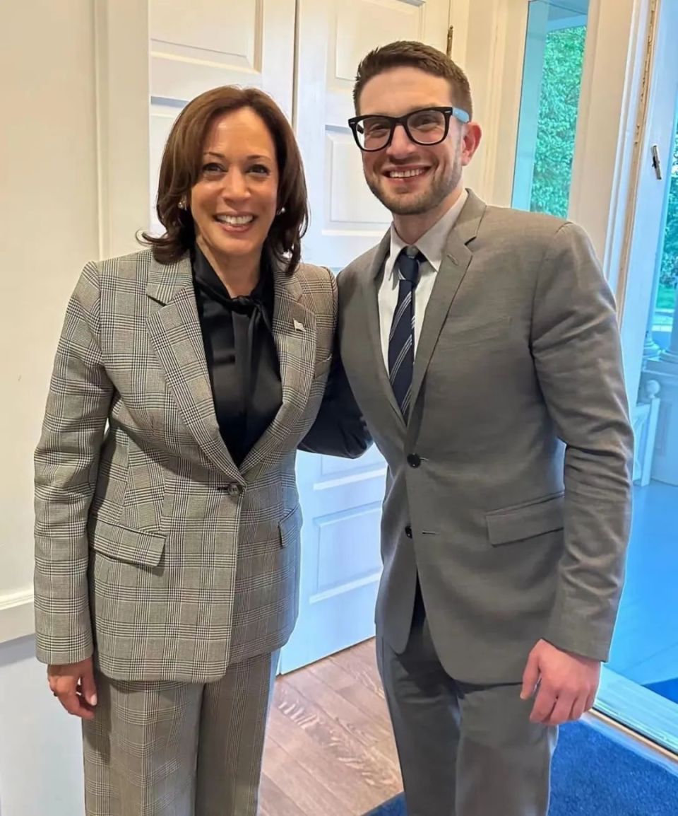 38岁“花花公子”，接掌千亿帝国-腾讯新闻