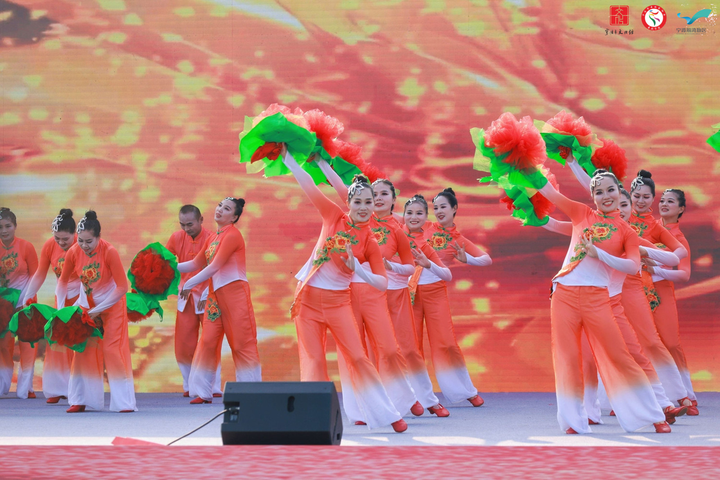 宁波"一人一艺杯"广场舞展演举行