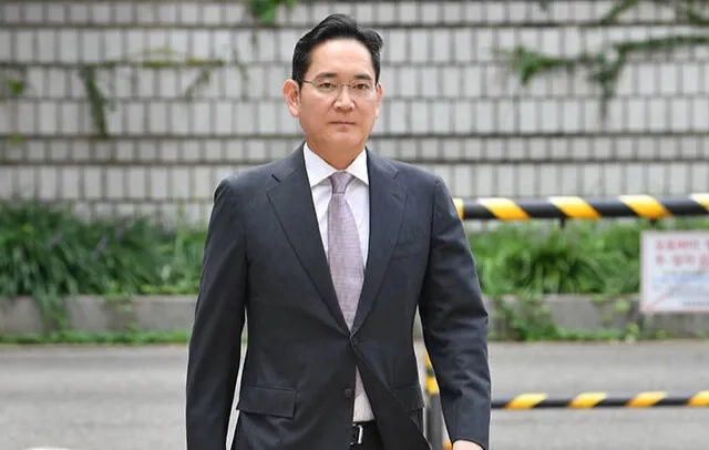 三星李在镕近照曝光!脸发福显老态,帅气却不减,三代共用一张脸