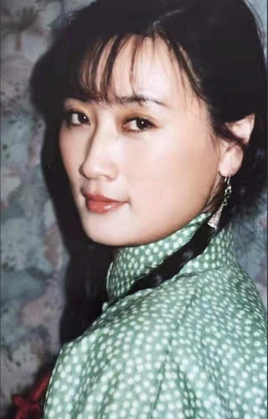 其他古装剧的造型也很美.陈剑月在《红楼梦》里的古装扮相,不就