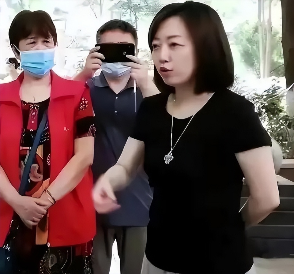 戴副局长陈副区长自叹不如在何清帆面前她俩只能算小学生