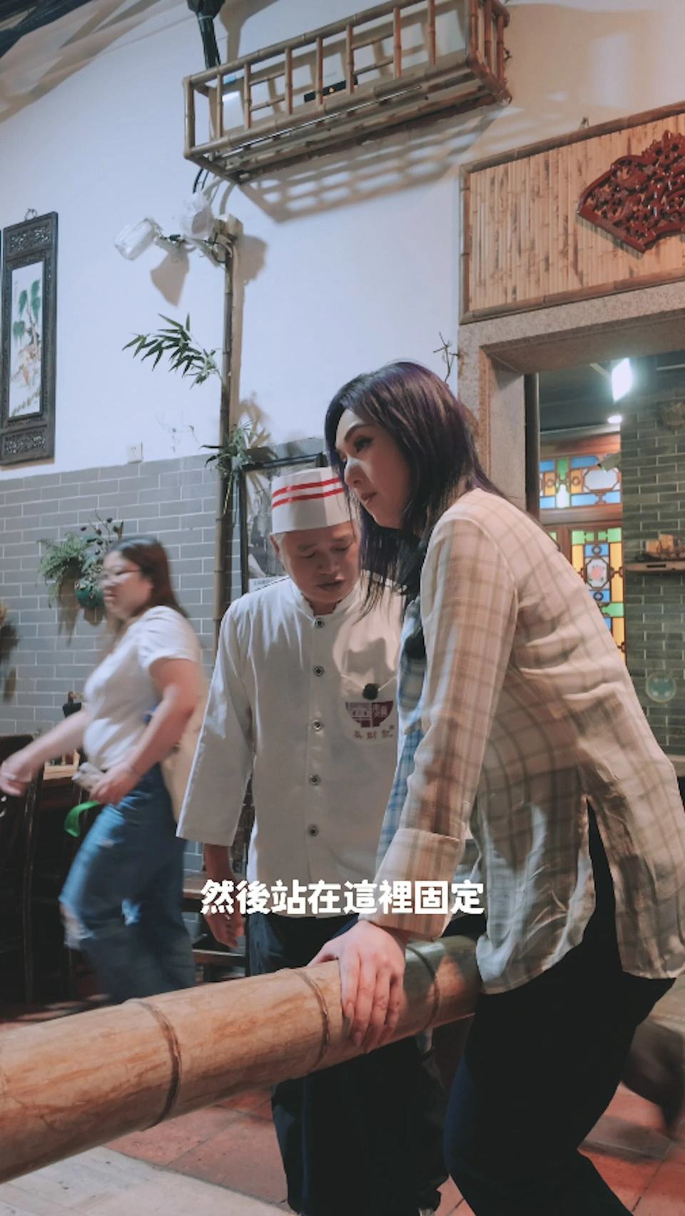 52岁杨千嬅连开两场钻进吴财记，坐上竹竿压面，学包云吞喊累，天环广场紫色快闪展合照有求必应_腾讯新闻