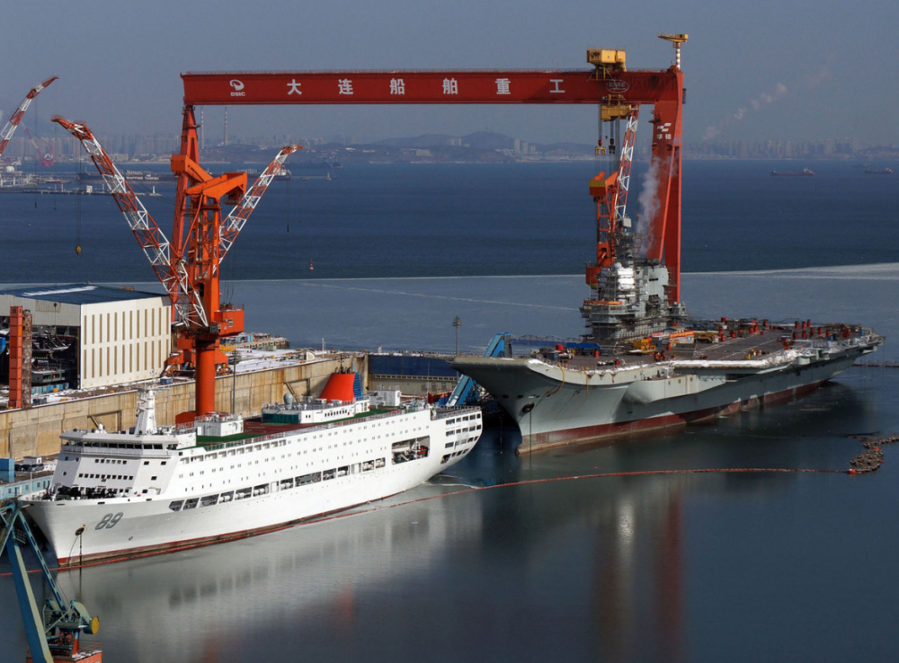 在山东号航空母舰首次海试前,89舰保障船就停靠在山东号航空母舰周边