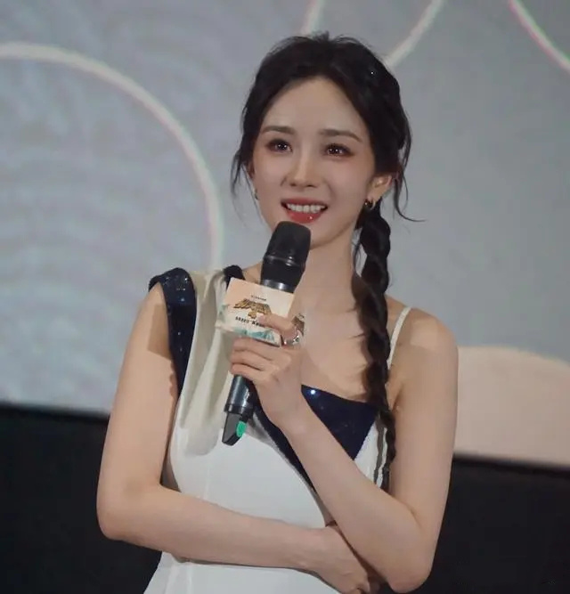 为刘诗诗庆生,同张小斐聚餐,却跟杨颖避嫌,杨幂的真实引争议