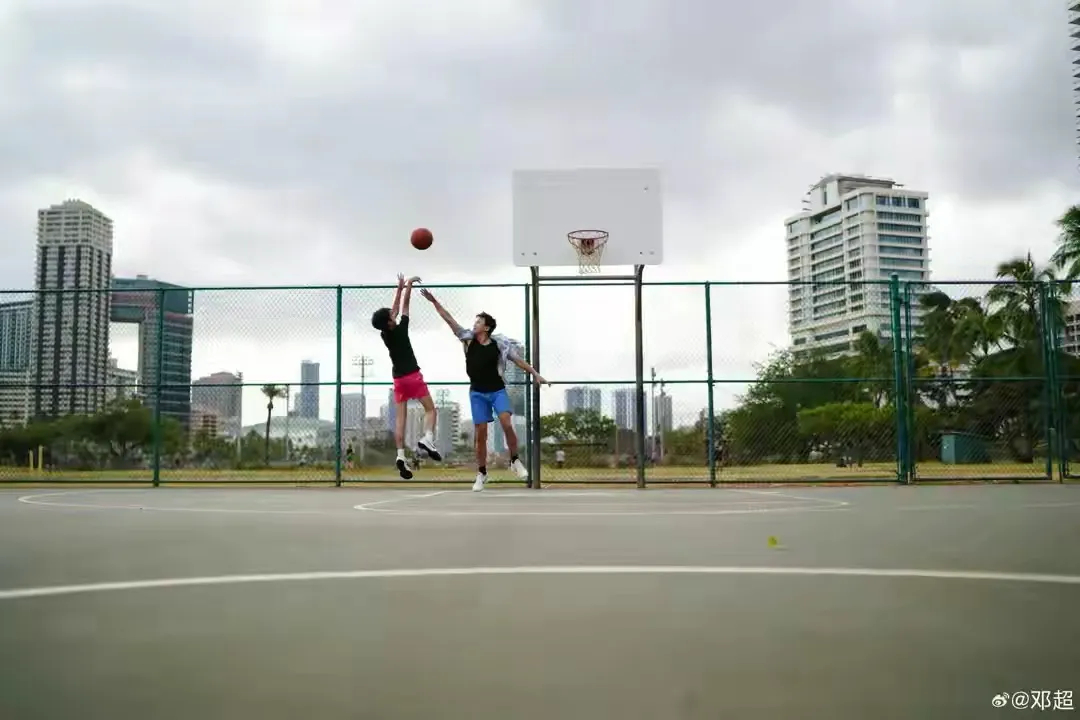 孫儷鄧超為兒子慶生，一家三口同框好有愛，等等被爸媽親到臉變形 - 