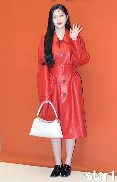 韩国的女演员和偶像们通过各种各样的服装风格展现了自己的魅力