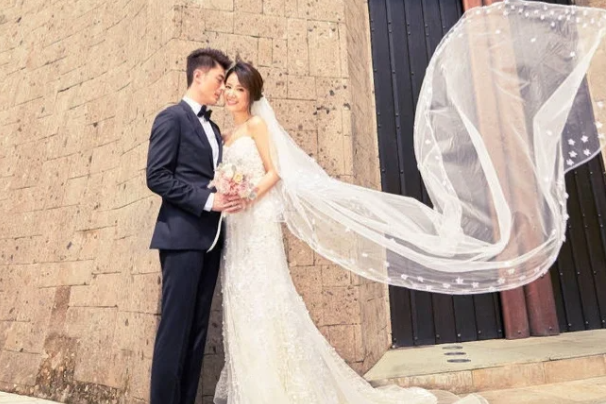 两人在巴厘岛完婚,众多明星好友见证了这场浪漫而盛大的婚礼,霍建华