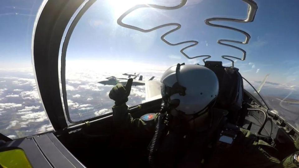 春节前夕,歼20堪比实战训练画面被披露,巨大过载拉断飞行员皮带