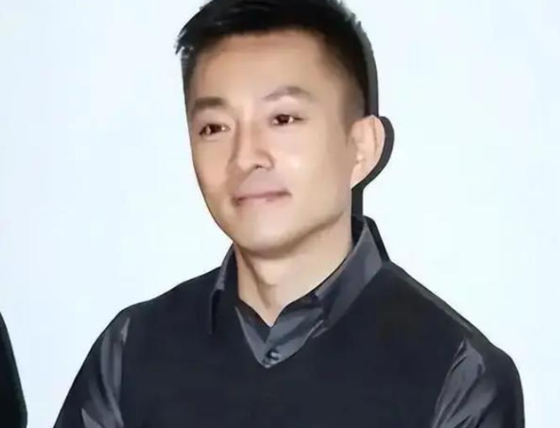 他是央视最帅主持人，因“丑闻”退隐二十载 56岁亚宁身价过亿再发光_腾讯新闻