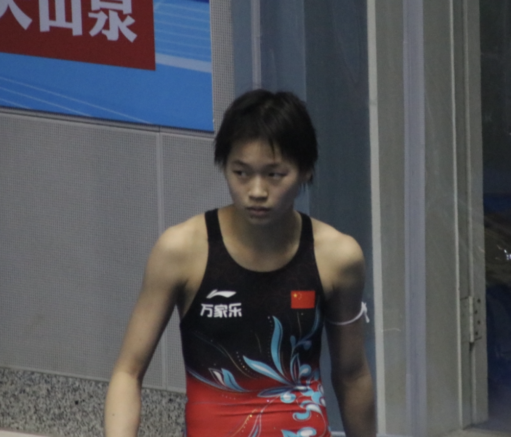 全红婵无奈 粉丝不满丢冠怒斥裁判压分 16岁跳水天才叹气抿嘴_腾讯