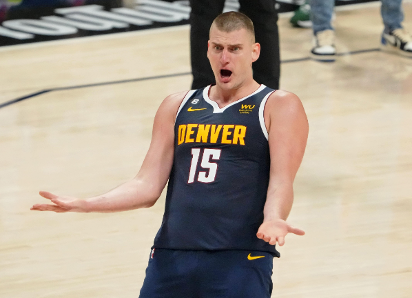 掘金13分大胜热火来看赛后布朗约基奇戈登与穆雷说了什么