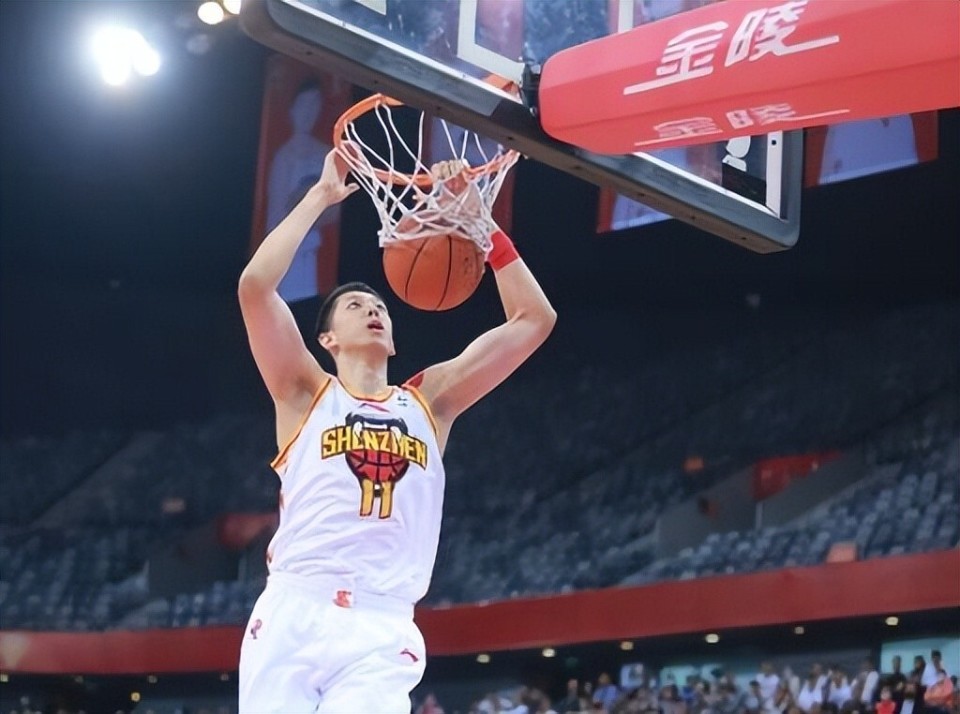 沈梓捷吃饼扣篮,张祖铭投中3分,顾全挑篮得手,但多森顶着防守,立刻送