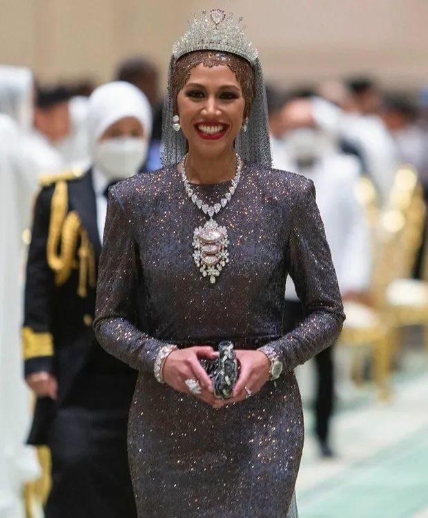 文莱公主戴几十斤黄金珠宝嫁堂哥!超壕国王兄弟为钱宫斗,后宫超混乱