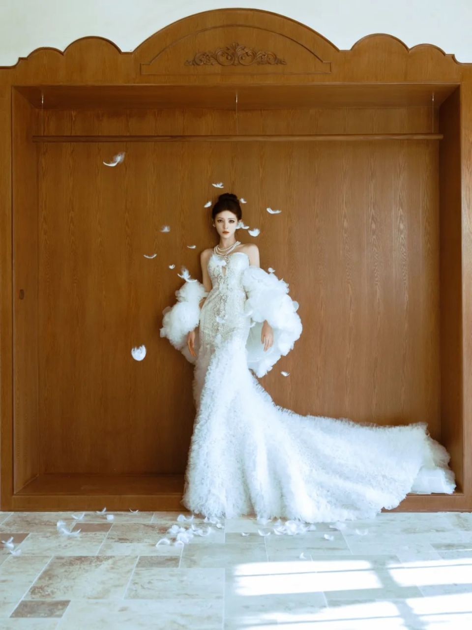 张予曦生日写真曝光白色羽毛裙尽显优雅天使降临般的美貌震撼全网