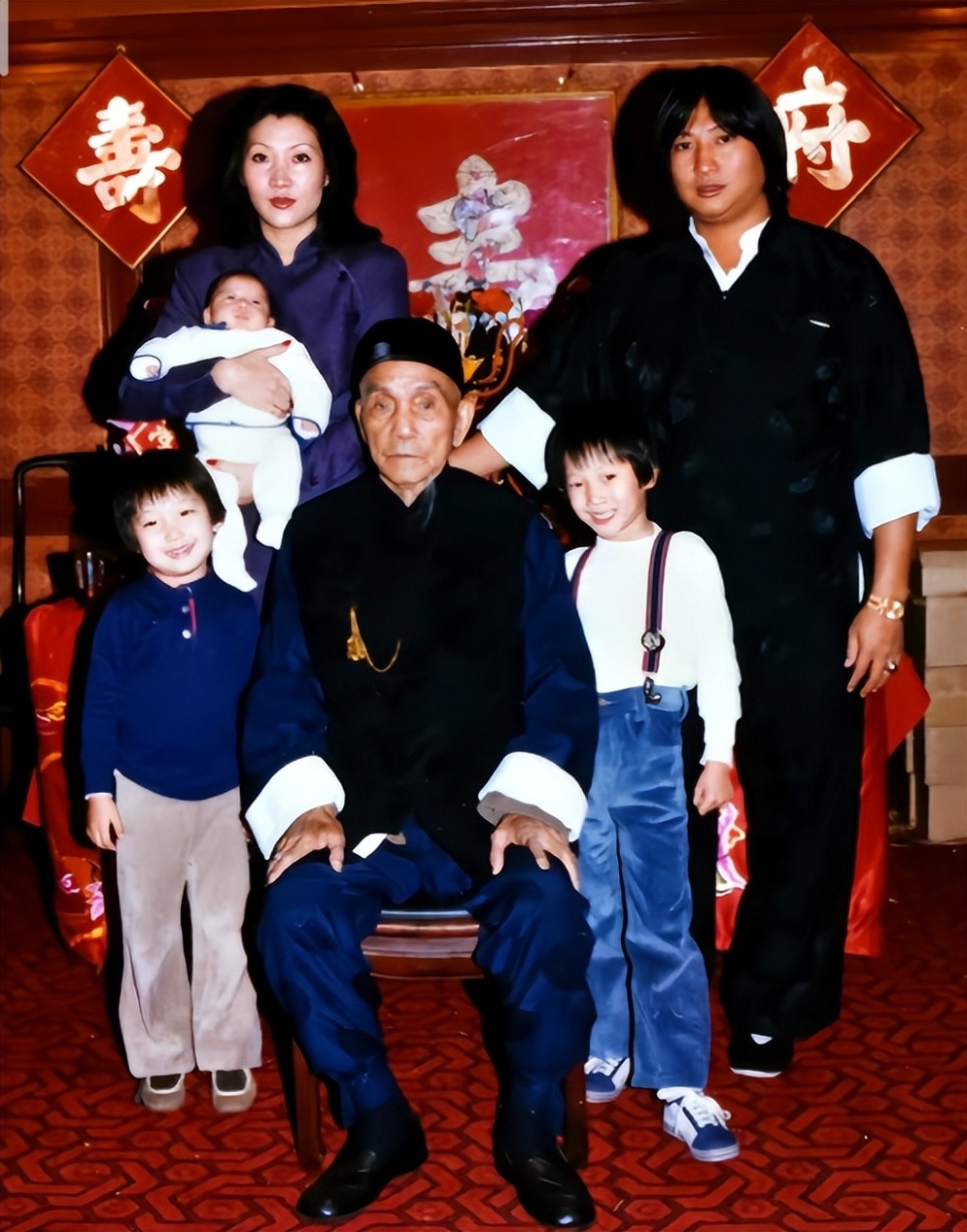 洪金宝与家人庆71岁生日俩孙子为爷爷做贺卡祖孙相拥超温馨