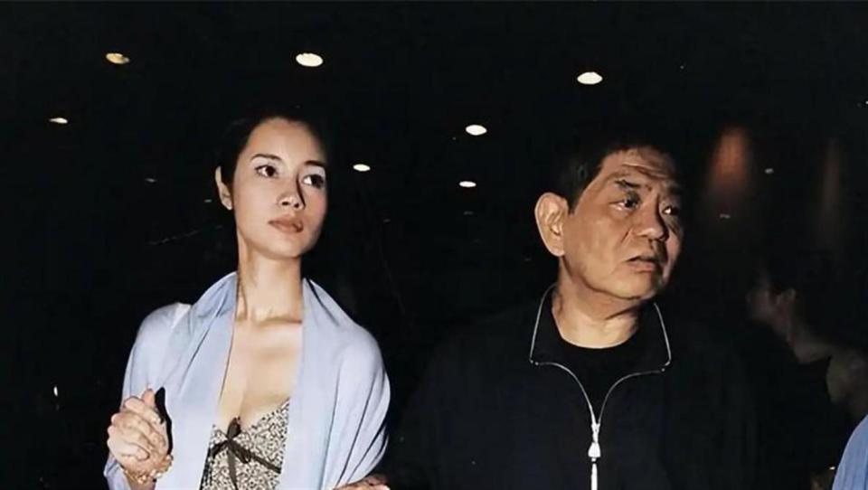 她认干爹，拍风月片，被导演霸王硬上弓，靠山去世后沦为清洁工_腾讯新闻