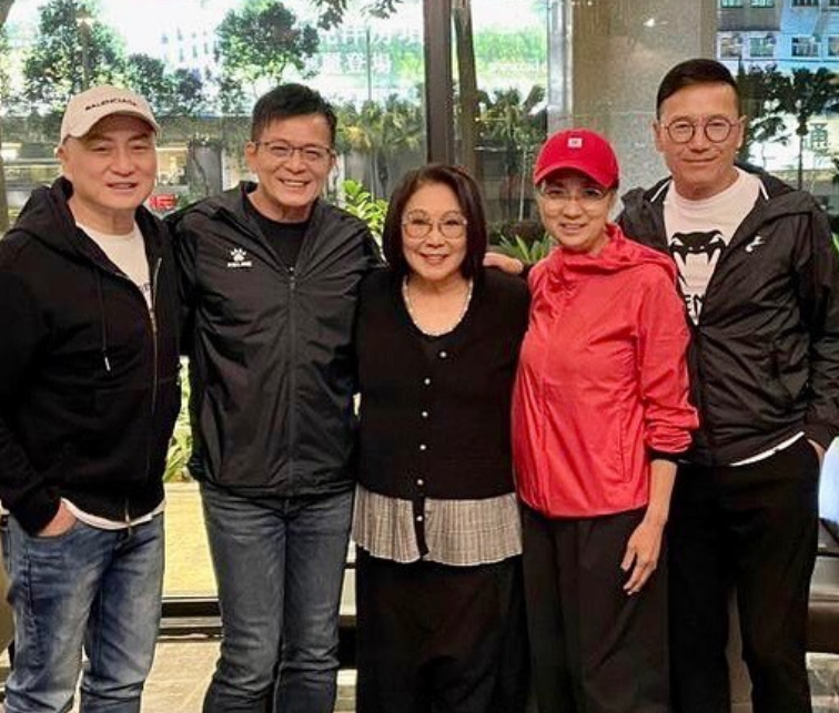黄日华苗侨伟汤镇业聚会,晒合照心情好,40年兄弟情不变_腾讯新闻