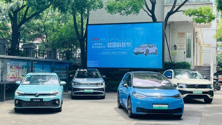 探索汽车奥秘,启迪未来科技梦想——上海市民办新华初级中学校园科技