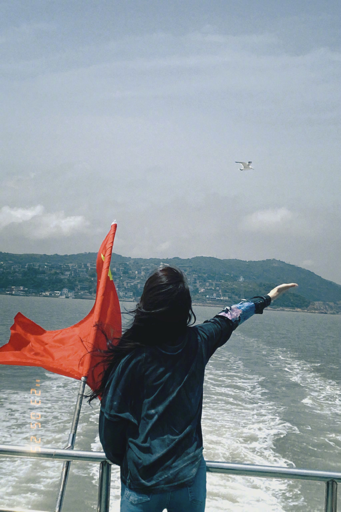 张馨予乘游艇出海,吹海风看美景超惬意,与国旗合影好感度拉满_腾讯