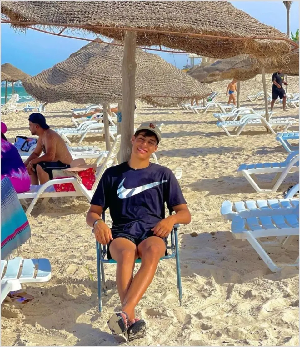 不清楚实情的,或许还以为她是个胡子刮的挺干净的型男帅哥.