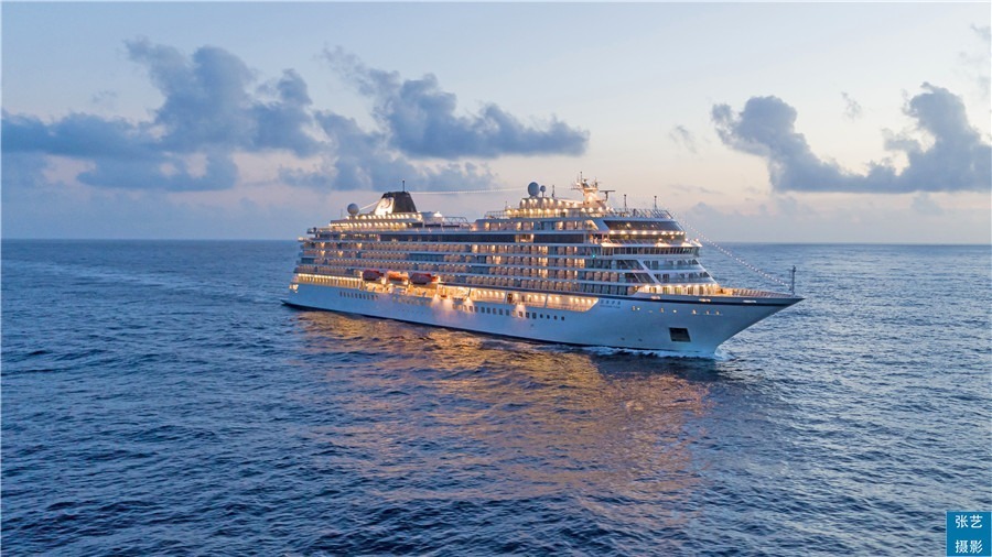 悬挂五星红旗豪华邮轮招商伊敦号,穿过百年历史尘烟再次启航_腾讯新闻