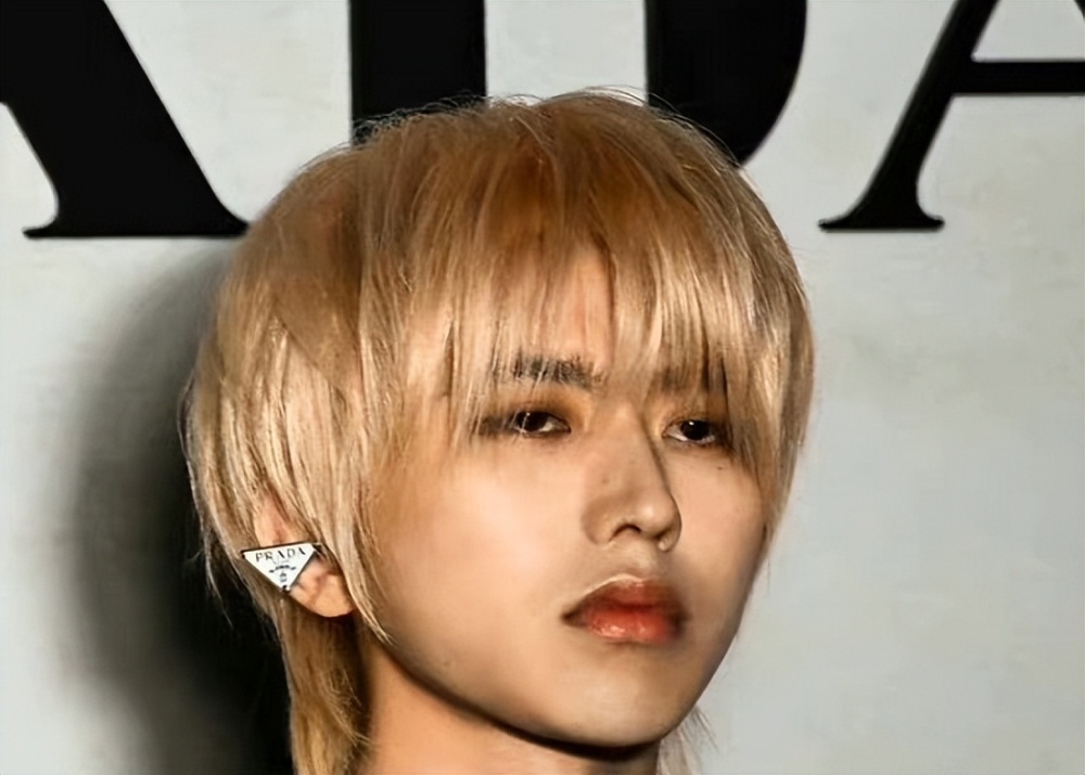 蔡徐坤在米兰时装被针对,外媒故意将他拍丑,满脸乌黑没睡醒似的_腾讯