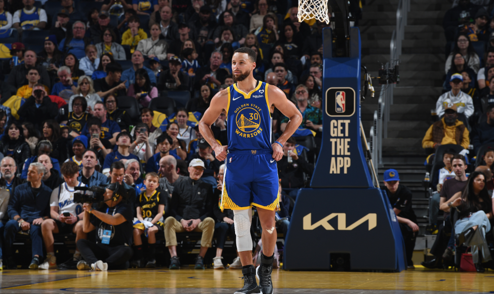 对手逐渐拉开分差,库里上篮打进.