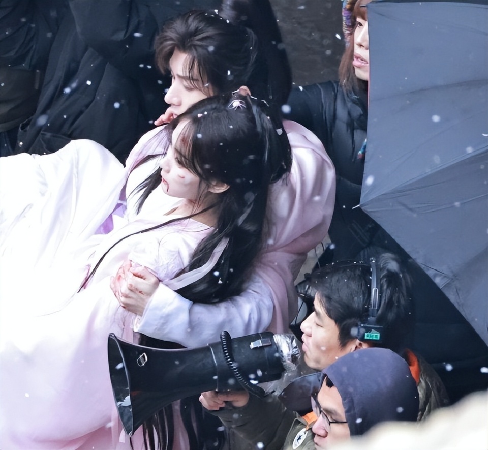 成毅《王权篇》战损装曝光!万剑穿心太心疼,公主抱李一桐好绝!