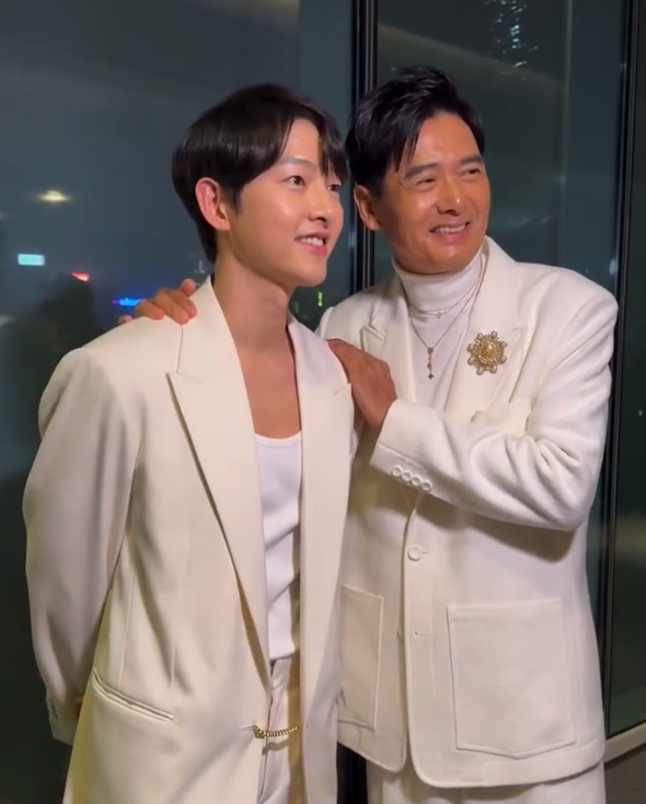 香港这一夜68岁周润发和53岁古天乐同框展现了自然衰老的魅力