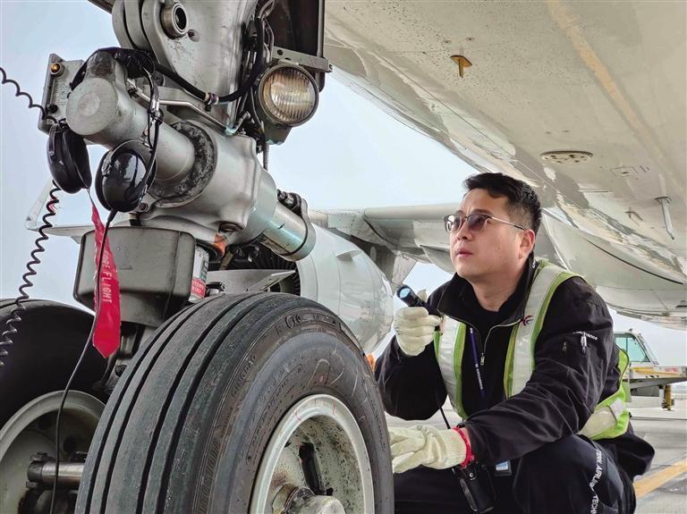 东航技术甘肃分公司机务飞机维修团队 为每架飞机的安全护航就是我们