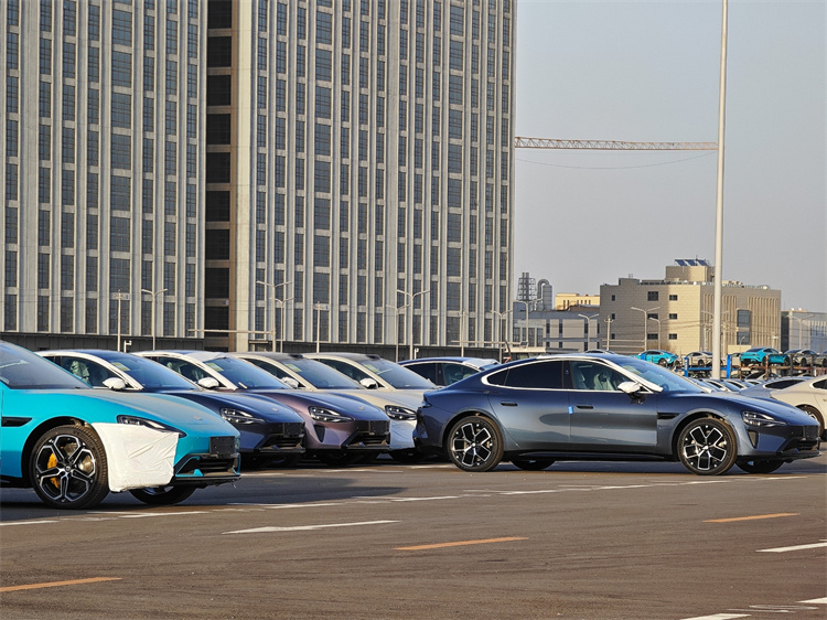 这次的静态品鉴有76个门店参与,包括59个门店和17个限时展厅,小米汽车