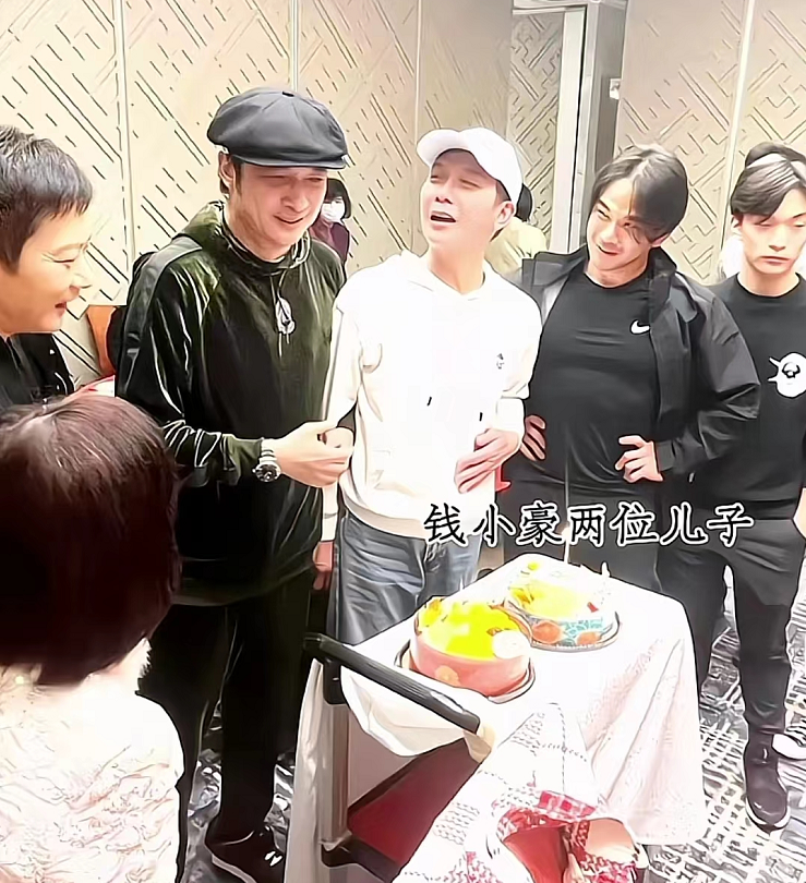 钱小豪60大寿祖孙三代同堂!俩儿子像爸,弟媳汤盈盈帮抹汗太贴心