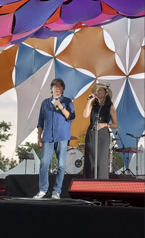 老狼和刘烨妻子在云南献唱,56岁老狼变成油腻大叔,安娜老的认不出