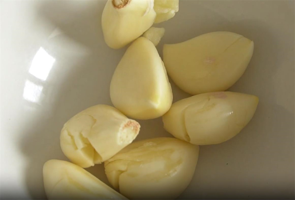 教你4种剥蒜方法，40秒剥一头蒜，手不痛不黏，家庭饭店都实用_腾讯新闻