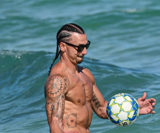 41岁伊布海滩秀脚法,完美身材,腹肌明显腰间无赘肉_腾讯新闻