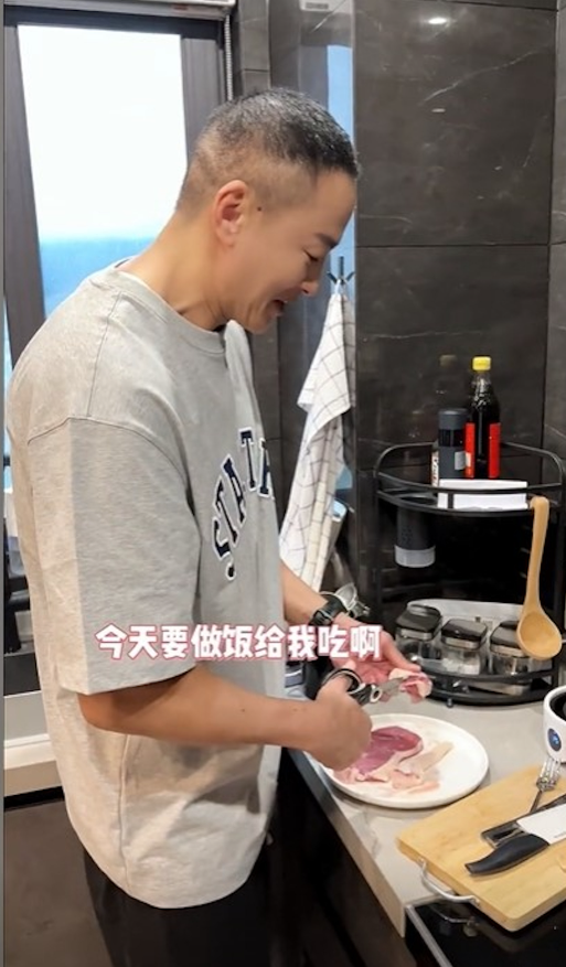 47岁何润东近照曝光,健身狂魔难逃脱发,妻子突袭酒店查房-腾讯新闻