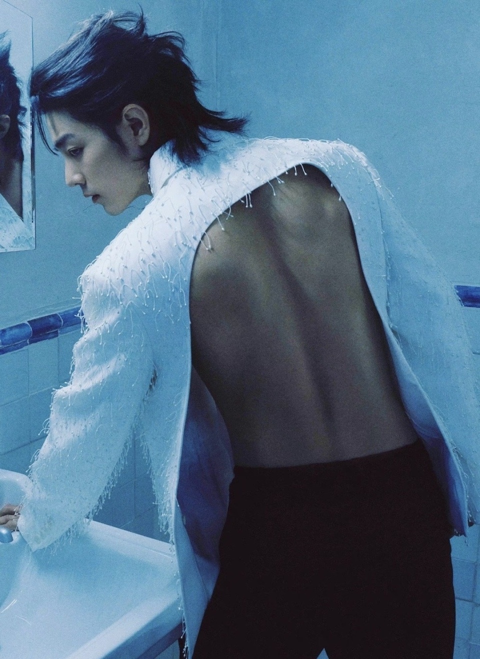 肖战露背大秀身材深度采访谈不上综艺原因也会情绪失控