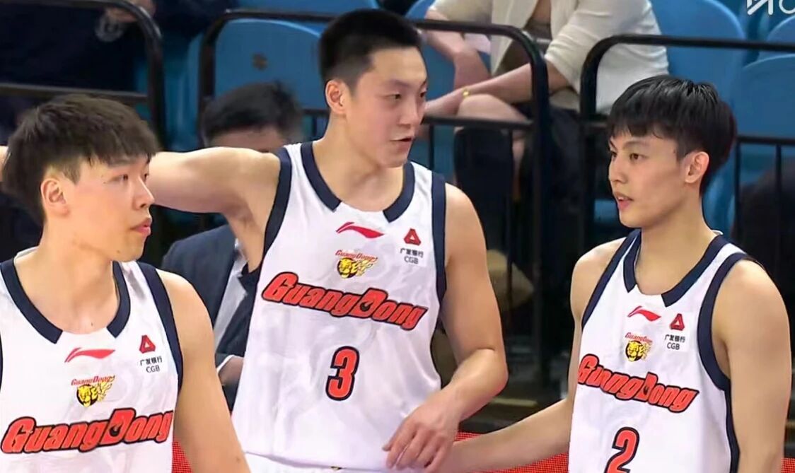 CBA最新消息！杜鋒成困難專業戶，上海兩外援恢復不達預期，遼媒曝張鎮麟轉會內幕 - 