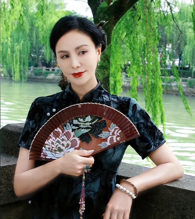 “武林第一美人”田丽：三段失败感情毁不掉风韵，越老越迷人_腾讯新闻