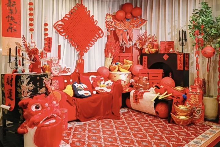 出了周小柚梦想中的新年之家场景,中国结,元宝,灯笼,狮帽,风筝,糖葫芦
