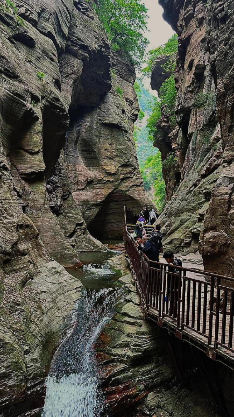 据了解,龙潭峡是国家aaaaa级景区,隶属洛阳黛眉山世界地质公园的核心