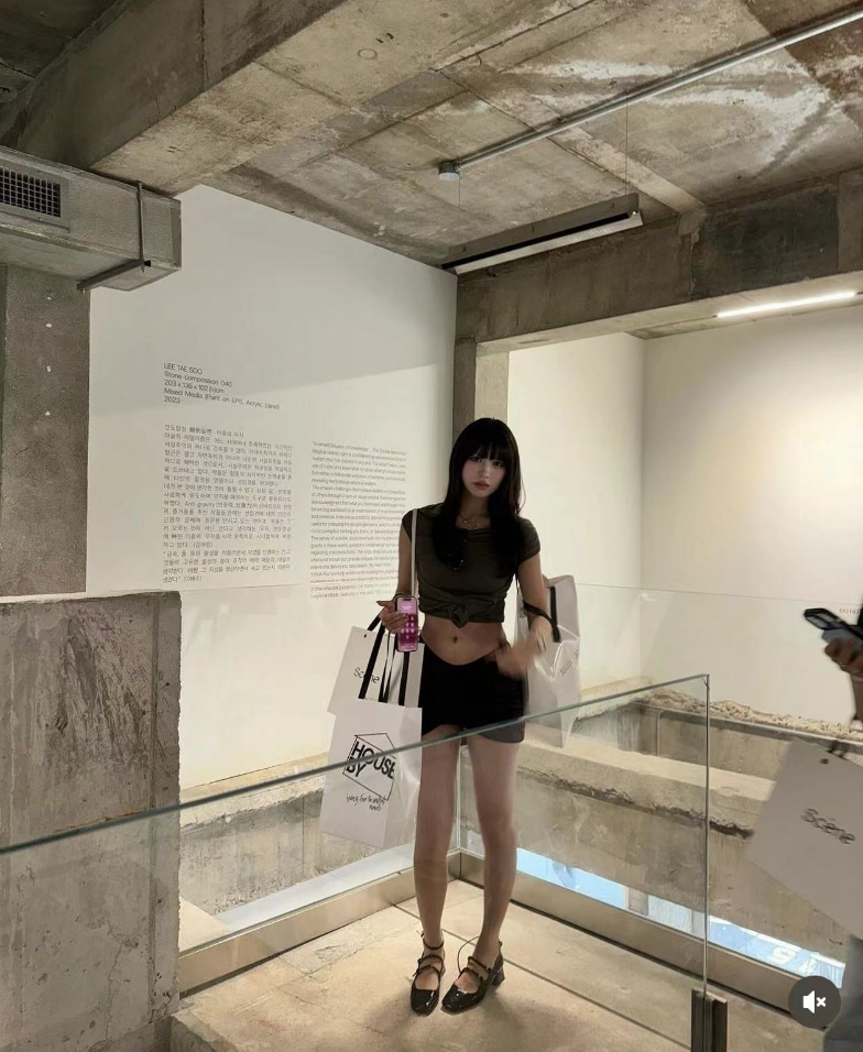 汪峰女儿小苹果游韩国变购物狂!穿露脐装配超短裙,身材不输超模