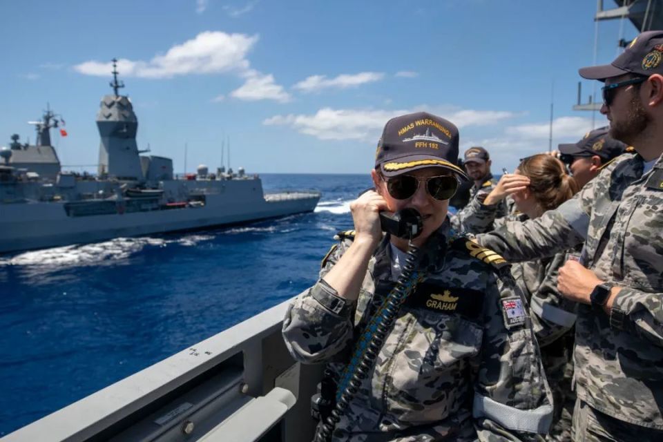 马勒斯说:"澳大利亚皇家海军必须能够确保我们海上交通线和贸易路线的