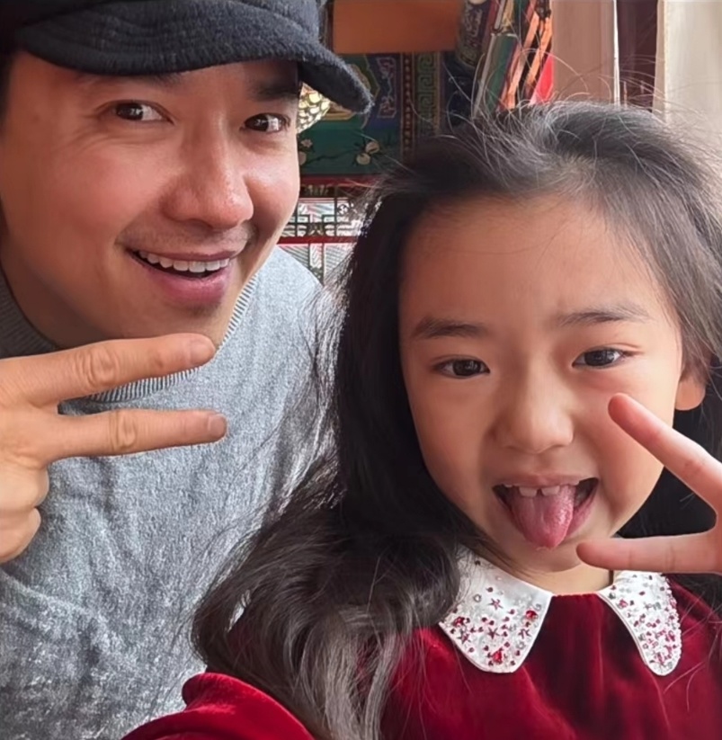 俏皮可爱一面,父女俩会在镜头前各种耍宝卖萌,比如手指插鼻孔什么的