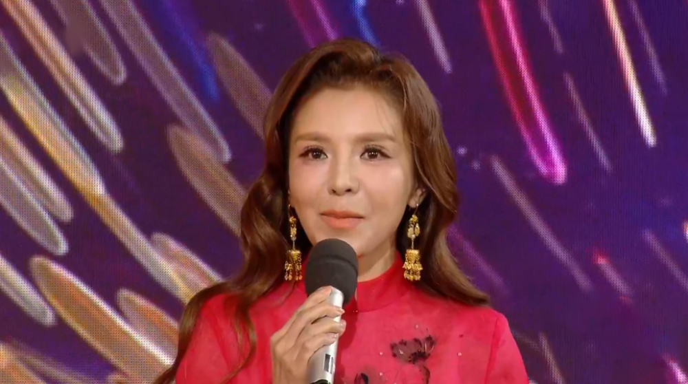 朱迅陪家人过年亲自下厨嘴歪明显被质疑整容失败穿搭也很奇怪