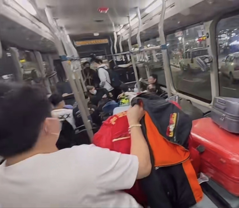 离谱！国乒印度比赛像务工？林诗栋拿行李硬挤上班车，向鹏自嘲：苦力