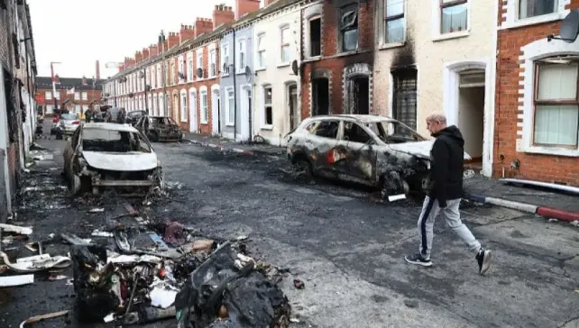 英国十天内爆发两波大规模骚乱，极右翼利用社交媒体煽动反移民怒火
