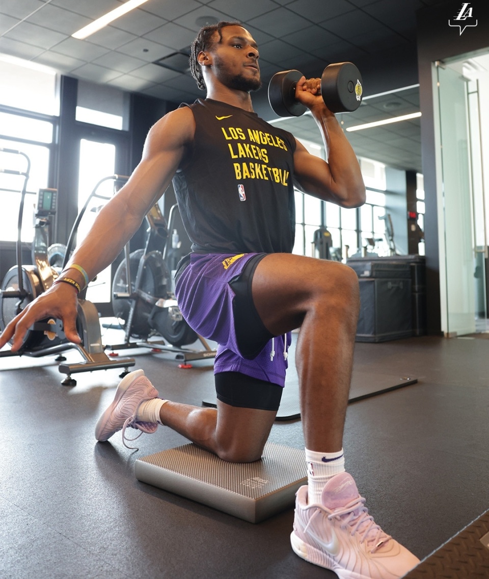 布朗尼最新投篮训练曝光!提升创造空间能力 揭幕战上演父子同台?